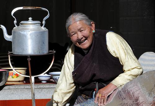 12月6日,今年70歲的拉薩市民索朗白姆正用太陽灶燒水,每天用太陽灶為她節(jié)省不少的牛糞、煤氣。拉薩一年日照時(shí)數(shù)在3300小時(shí)以上,素有“日光城”的美譽(yù)。太陽灶、太陽能熱水器普遍為拉薩居民使用,太陽能已經(jīng)成為拉薩市民生活的重要能源。新華社記者 覺果 攝