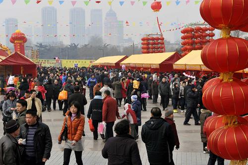 2月14日,“賀年會”吸引了大批濟(jì)南市民前來參觀游覽。當(dāng)日,“好客山東賀年會”在濟(jì)南拉開帷幕,各種傳統(tǒng)年俗小吃、工藝品和獨具地方特色的民俗風(fēng)情展示為濟(jì)南增添了濃濃的新春氣息。新華社記者 朱崢 攝