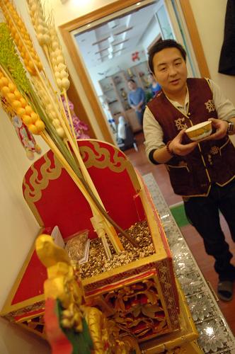 2月14日,青海省西寧市玉樹新村小區(qū)藏族群眾布尕家中,布尕的兒子鬧吾才仁給客人倒上酥油茶。當(dāng)日是藏歷鐵虎年第一天,高原古城青海省西寧市的藏族群眾沉浸在節(jié)日的歡樂中,他們身著節(jié)日盛裝,探親訪友,互祝新年“扎西德勒”。新華社記者 張宏祥 攝
