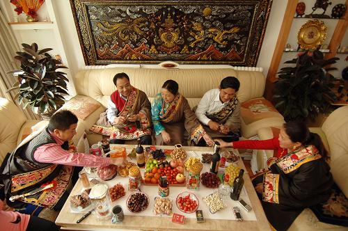 2月14日,青海省西寧市玉樹新村小區(qū)藏族群眾吉格勒家中,吉格勒(左二)一家正在聊天。當(dāng)日是藏歷鐵虎年第一天,高原古城青海省西寧市的藏族群眾沉浸在節(jié)日的歡樂中,他們身著節(jié)日盛裝,探親訪友,互祝新年“扎西德勒”。新華社記者 張宏祥 攝