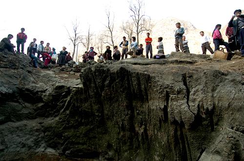 在廣西隆林德峨鄉(xiāng)常么村,村民在山洞外等候取地下水(2月22日攝)。歷史罕見的夏秋冬連旱,眼下持續(xù)并開始蔓延到了春季,地處大石山區(qū)的廣西河池市、百色市、崇左市等部分地區(qū)的嚴重干旱進一步發(fā)展。在生活用水和春耕生產(chǎn)面臨巨大困難的情況下,桂西北大石山區(qū)群眾在黨和各級政府的帶領下,表現(xiàn)出堅韌、樂觀的精神,采取多種措施積極抗旱。新華社記者 黃孝邦攝