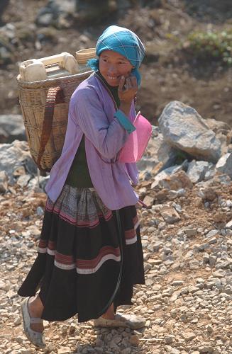 在廣西隆林德峨鄉(xiāng)常么村,一位婦女走在取水的路上(2月22日攝)。新華社記者 黃孝邦攝