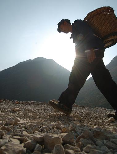 在廣西隆林德峨鄉(xiāng)常么村,村民頂著烈日背水回家(2月22日攝)。新華社記者 黃孝邦攝