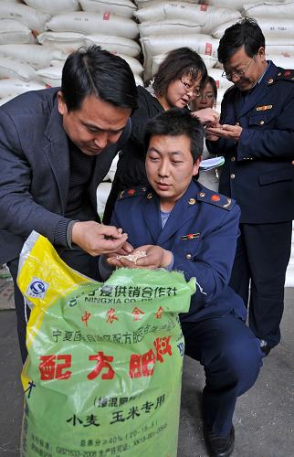 寧夏中衛(wèi)市中寧縣工商局、農(nóng)牧局工作人員在檢查春耕化肥(2月24日攝)。新華社記者 王鵬 攝