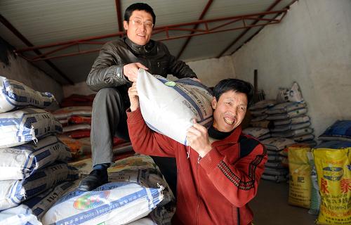 2月26日,山東淄博市桓臺縣周家鎮(zhèn)孔家村農(nóng)民張連水(右)在一家農(nóng)資商店購買化肥。春節(jié)過后,山東各地農(nóng)民抓住氣溫回升有利時機,購買種子、化肥、農(nóng)膜等農(nóng)資,積極投入到春耕備耕中。新華社記者 范長國 攝