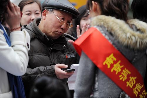 3月14日,一位南京市民向消費者協(xié)會工作人員進行維權(quán)咨詢。當日,江蘇省暨南京市工商、質(zhì)監(jiān)、消協(xié)、企業(yè)代表、行業(yè)協(xié)會等相關(guān)部門在南京新街口正洪街廣場聯(lián)合舉行紀念3·15國際消費者權(quán)益日活動。新華社記者 韓瑜慶 攝