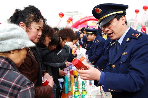 3月14日,一名工商人員在教授市民識別假冒劣質(zhì)洗發(fā)水的方法。當日,青海省工商、消協(xié)、質(zhì)監(jiān)等部門在西寧市舉行紀念“3·15”國際消費者權(quán)益日宣傳咨詢服務活動,迎接即將到來的以“消費與服務”為主題的“3·15”國際消費者權(quán)益日。新華社記者 張宏祥 攝