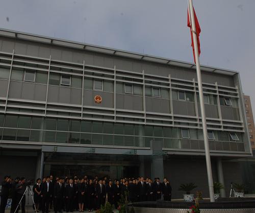 4月21日,中國駐悉尼總領(lǐng)事館舉行儀式,悼念在青海玉樹地震災(zāi)害中的遇難者。新華社記者江亞平攝