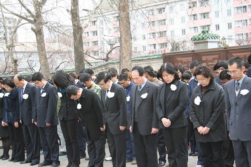 中國駐朝鮮大使館舉行儀式悼念玉樹地震遇難同胞 4月21日,中國駐朝鮮大使館工作人員、中資機構(gòu)人員、在朝學習的留學生和華人華僑代表在平壤中國駐朝使館舉行悼念活動,沉痛哀悼在青海玉樹地震中遇難的同胞。 新華社記者高浩榮攝
