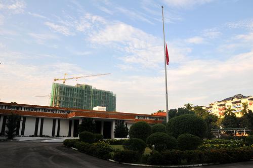 4月21日,位于馬來西亞首都吉隆坡的中國駐馬來西亞大使館降半旗,深切哀悼在青海玉樹地震中遇難的同胞。新華社記者李雪青攝