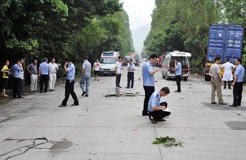 8月1日,交警在廣寧縣古水鎮(zhèn)下塝路處理事故現(xiàn)場(chǎng)。新華社發(fā)(羅建彬 攝)
