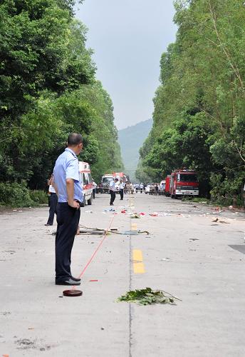 8月1日,交警在廣寧縣古水鎮(zhèn)下塝路處理事故現(xiàn)場(chǎng)。 新華社發(fā)(羅建彬 攝)