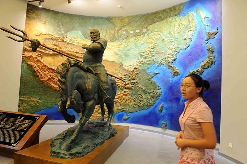 8月3日,一名講解員在即將開放的赤峰博物館內(nèi)遼文化展區(qū)試講。新華社記者張領(lǐng)攝