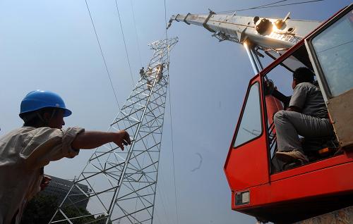 8月12日,電力工程人員在宣城市開發(fā)區(qū)搭建電力基塔,為能源擴(kuò)容做準(zhǔn)備。以合肥、蕪湖、宣城等9個(gè)地市為主的安徽皖江城市帶是國務(wù)院批準(zhǔn)的第一個(gè)“承接沿海產(chǎn)業(yè)轉(zhuǎn)移示范區(qū)”。與江蘇、浙江等沿海省市相接的宣城市積極采取措施,加強(qiáng)基礎(chǔ)設(shè)施建設(shè),營造良好的投資環(huán)境,加快承接沿海產(chǎn)業(yè)轉(zhuǎn)移的步伐。新華社記者 王雷 攝