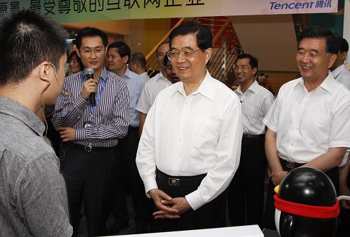 這是9月5日,胡錦濤在騰訊計(jì)算機(jī)系統(tǒng)有限公司殷切勉勵年輕員工,充分發(fā)揮聰明才智,堅(jiān)持自主創(chuàng)新,為壯大民族互聯(lián)網(wǎng)產(chǎn)業(yè)貢獻(xiàn)力量。新華社記者李學(xué)仁攝