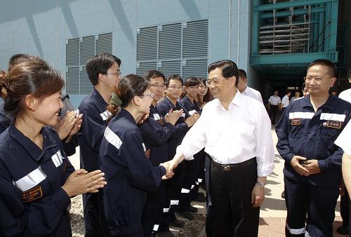 這是9月5日,胡錦濤考察中國廣東核電集團(tuán)有限公司大亞灣核電基地時同企業(yè)員工親切握手。新華社記者李學(xué)仁攝