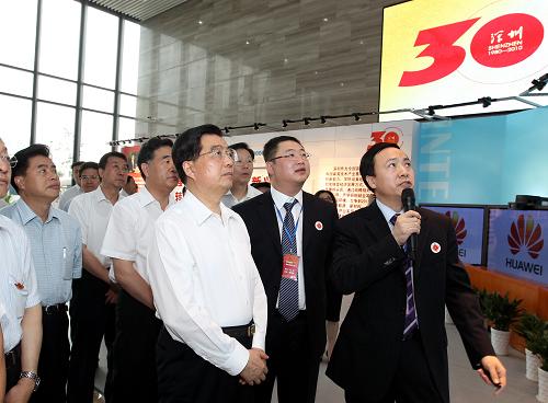 這是9月5日,胡錦濤在參觀深圳市科技企業(yè)和先進(jìn)技術(shù)研究院科研成果展示。新華社記者鞠鵬攝