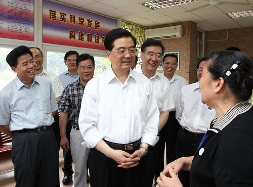 這是9月5日,胡錦濤在羅湖區(qū)南湖街道漁民村考察時同社區(qū)居民親切交談。新華社記者鞠鵬攝