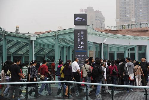 9月27日,市民從地鐵1號線天府廣場站進站。新華社記者 江宏景攝