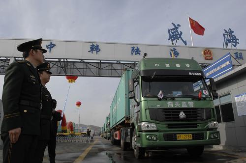 12月21日,在山東省威海港,第一輛貨運(yùn)掛車通過中韓陸海聯(lián)運(yùn)通道,并準(zhǔn)備通過客滾船運(yùn)輸?shù)诌_(dá)韓國仁川港。。新華社記者 郭緒雷攝