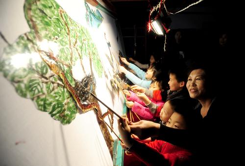 12月21日,沈陽(yáng)市望湖路小學(xué)的學(xué)生與工作人員一起表演皮影戲。當(dāng)日,“弘揚(yáng)民族文化,延續(xù)中華文脈”為主題的遼寧省非物質(zhì)文化遺產(chǎn)進(jìn)校園主題活動(dòng)在沈陽(yáng)市望湖路小學(xué)舉行。遼西木偶戲、蓋州皮影戲、莊河剪紙等非遺項(xiàng)目進(jìn)行現(xiàn)場(chǎng)展示、展演,學(xué)生與傳承人交流互動(dòng),感受非物質(zhì)文化遺產(chǎn)的獨(dú)特魅力。新華社發(fā)(張文魁 攝)