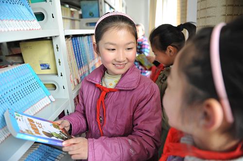 4月2日,江蘇徐州市睢寧縣實(shí)驗(yàn)小學(xué)的學(xué)生在校園圖書(shū)室翻閱課外圖書(shū)。“國(guó)際兒童讀書(shū)日”到來(lái)之際,江蘇省徐州市睢寧縣各中心小學(xué)開(kāi)展“閱讀一本好書(shū),校園快樂(lè)成長(zhǎng)”讀書(shū)活動(dòng),倡導(dǎo)小學(xué)生多讀有益的課外圖書(shū),引導(dǎo)學(xué)生養(yǎng)成多讀書(shū)、讀好書(shū)和愛(ài)護(hù)圖書(shū)的良好習(xí)慣。新華社發(fā)(洪星 攝)