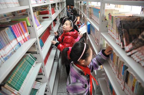 4月2日,江蘇徐州市睢寧縣實(shí)驗(yàn)小學(xué)的學(xué)生在校園圖書(shū)室查找課外圖書(shū)。新華社發(fā)(洪星 攝)