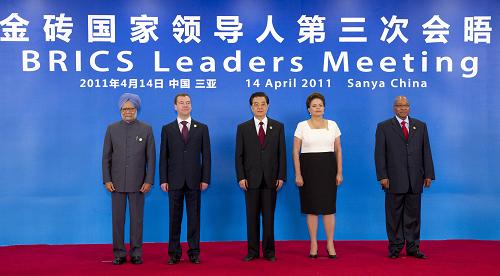 4月14日,金磚國家領(lǐng)導(dǎo)人第三次會晤在海南省三亞市舉行。這是中國國家主席胡錦濤與巴西總統(tǒng)羅塞夫、俄羅斯總統(tǒng)梅德韋杰夫、印度總理辛格、南非總統(tǒng)祖馬一起合影。 新華社記者 李學(xué)仁攝