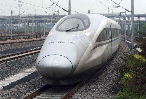 5月11日上午,試運(yùn)行的首列高速列車駛出京滬高鐵上海虹橋站。新華社發(fā)
