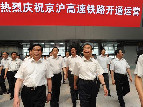 6月30日,京滬高速鐵路開通運(yùn)營儀式在北京南站舉行,中共中央政治局常委、國務(wù)院總理溫家寶出席。新華社記者 李學(xué)仁 攝