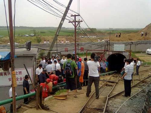 7月11日,消防人員在濰坊市峽山區(qū)正東礦業(yè)有限公司鋪設(shè)排水管道(手機(jī)拍攝)。7月10日晚11時左右,濰坊市峽山區(qū)正東礦業(yè)有限公司發(fā)生井下透水事故。經(jīng)初步查明,事故發(fā)生時井下有28人現(xiàn)場作業(yè),后有7人安全升井,截至11日8時30分,仍有21人被困井下。新華社發(fā)(孫樹寶 攝)