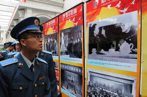 10月10日,蘭州大學(xué)國(guó)防生在參觀圖片展。當(dāng)日,由甘肅省委宣傳部、新華社甘肅分社、蘭州大學(xué)共同主辦的《新華影廊·甘肅省紀(jì)念辛亥革命100周年圖片展》在蘭州開展,這是甘肅省紀(jì)念辛亥革命百年的一項(xiàng)重要活動(dòng)。該展覽展出圖片共計(jì)200余幅,依次分為《偉大的中國(guó)民主革命先行者孫中山》《武昌起義揭開辛亥革命序幕》《辛亥革命先驅(qū)英烈和愛(ài)國(guó)華僑》《紀(jì)念百年辛亥革命》4個(gè)部分,完整系統(tǒng)地呈現(xiàn)辛亥革命波瀾壯闊的歷史進(jìn)程,精彩生動(dòng)地再現(xiàn)辛亥革命風(fēng)云際會(huì)的歷史場(chǎng)景。新華社發(fā)