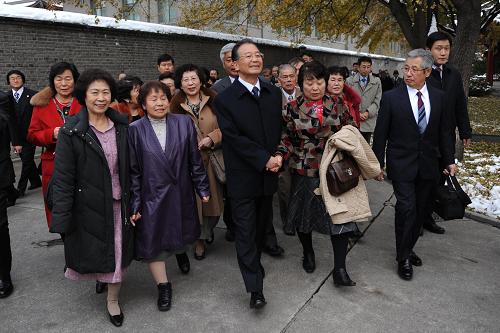 會見后,溫家寶同日本遺孤感恩訪華團成員一道參觀周恩來總理曾生活和工作過的中南海西花廳。新華社記者 樊如鈞 攝