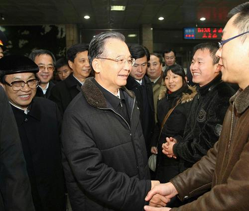 11月12日,中共中央政治局常委、國務(wù)院總理溫家寶趕赴河北暴雪地區(qū)指導(dǎo)工作。圖為抵達(dá)石家莊后,溫家寶前往火車站候車室看望旅客。新華社記者劉衛(wèi)兵攝