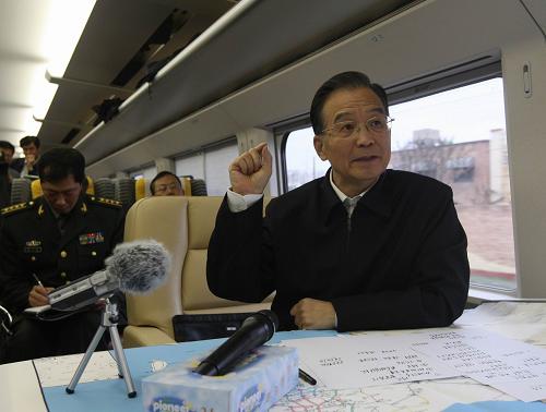 11月12日,中共中央政治局常委、國務(wù)院總理溫家寶趕赴河北暴雪地區(qū)指導(dǎo)工作。圖為在開往石家莊的火車上,溫家寶主持召開現(xiàn)場辦公會。新華社記者劉衛(wèi)兵攝