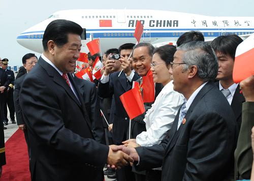 11月22日,應(yīng)秘魯政府邀請,全國政協(xié)主席賈慶林乘專機抵達秘魯首都利馬,開始對秘魯進行正式友好訪問。這是賈慶林與到機場迎接的華人華僑代表握手。新華社記者 李學(xué)仁 攝