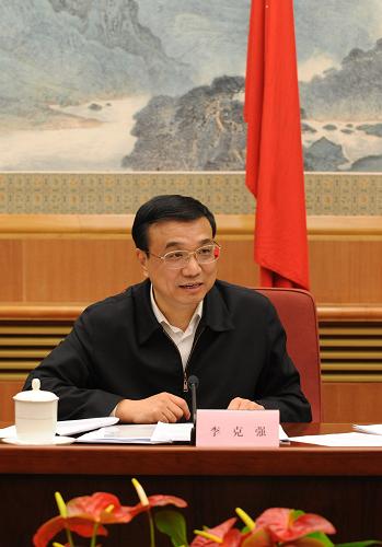 12月22日,中共中央政治局常委、國(guó)務(wù)院副總理、國(guó)務(wù)院深化醫(yī)藥衛(wèi)生體制改革領(lǐng)導(dǎo)小組組長(zhǎng)李克強(qiáng)主持召開深化醫(yī)藥衛(wèi)生體制改革領(lǐng)導(dǎo)小組第五次會(huì)議。新華社記者 黃敬文 攝