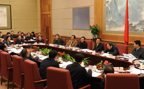 12月22日,中共中央政治局常委、國(guó)務(wù)院副總理、國(guó)務(wù)院深化醫(yī)藥衛(wèi)生體制改革領(lǐng)導(dǎo)小組組長(zhǎng)李克強(qiáng)主持召開深化醫(yī)藥衛(wèi)生體制改革領(lǐng)導(dǎo)小組第五次會(huì)議。新華社記者 黃敬文 攝