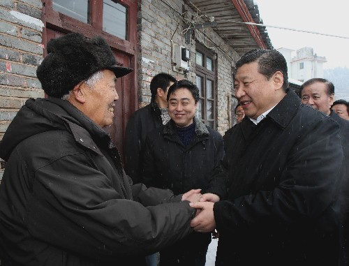 受胡錦濤總書記委托,中共中央政治局常委、中央書記處書記習(xí)近平,于1月30日至2月1日專程趕赴貴州,代表黨中央、國務(wù)院慰問受災(zāi)群眾,指導(dǎo)抗災(zāi)救災(zāi)工作。這是1月31日,習(xí)近平來到貴州省銅仁地區(qū)玉屏縣萬山特區(qū)萬山鎮(zhèn)沖腳居委會受災(zāi)的土家族居民楊通保家慰問。