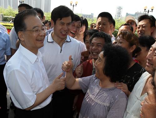 7月25日至27日,中共中央政治局常委、國(guó)務(wù)院總理溫家寶到吉林考察。這是7月26日,溫家寶在吉林市街頭臨時(shí)停車,與市民親切交談。 新華社記者 姚大偉 攝