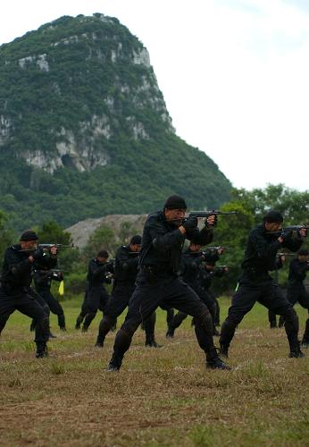 7月27日,廣西柳州市公安局特警支隊(duì)在公安特警大比武現(xiàn)場(chǎng)演示“三槍互換”。 新華社記者 翁忻旸 攝