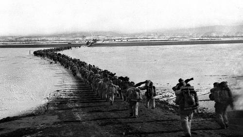 1950年10月19日黃昏,中國(guó)人民志愿軍雄赳赳、氣昂昂跨過(guò)鴨綠江,開赴朝鮮戰(zhàn)場(chǎng)??姑涝瘧?zhàn)爭(zhēng)就此拉開序幕。 在這場(chǎng)異常殘酷的戰(zhàn)爭(zhēng)中,中國(guó)人民志愿軍譜寫了氣吞山河的英雄壯歌,創(chuàng)造了人類戰(zhàn)爭(zhēng)史上以弱勝?gòu)?qiáng)的光輝典范。 這是志愿軍隊(duì)伍雄赳赳、氣昂昂跨過(guò)鴨綠江。 新華社發(fā)(資料照片)