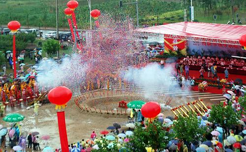 7月29日,南昌市城市快速軌道交通工程舉行開工奠基儀式,地鐵1號(hào)線工程正式動(dòng)工興建。 新華社發(fā)