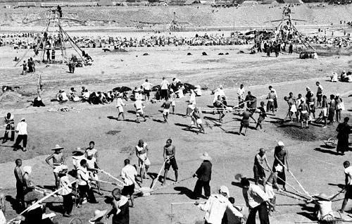 1950年10月14日,政務(wù)院發(fā)布《關(guān)于治理淮河的決定》,制定了上中下游按不同情況實施蓄泄兼籌的方針。新中國水利建設(shè)事業(yè)的第一個大工程拉開了帷幕。治理淮河的第二期工程中,民工在河南省泌陽縣板橋水庫工地施工。 新華社發(fā)(資料照片)