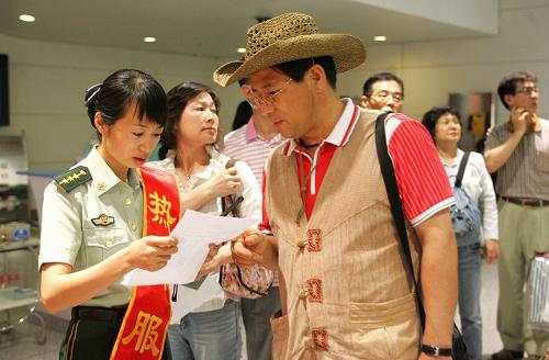 7月31日凌晨,在內(nèi)蒙古呼和浩特機(jī)場(chǎng),乘坐旅游包機(jī)抵達(dá)的韓國(guó)游客在邊防檢查站工作人員的引導(dǎo)下準(zhǔn)備辦理入境手續(xù)。7月30日晚,2009年首架韓國(guó)旅游包機(jī)飛抵呼和浩特,這是韓國(guó)游客連續(xù)4年乘坐包機(jī)到內(nèi)蒙古旅游。時(shí)下正值內(nèi)蒙古旅游旺季,本次包機(jī)活動(dòng)將持續(xù)至8月16日,預(yù)計(jì)將有1000名左右的韓國(guó)游客飛抵內(nèi)蒙古。新華社記者 鄭煥松 攝
