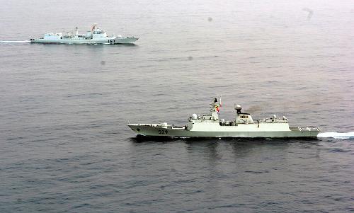 7月30日,在索馬里附近亞丁灣的東部海域,中國(guó)海軍東海艦隊(duì)“舟山”號(hào)導(dǎo)彈護(hù)衛(wèi)艦(前右)與執(zhí)行第二批護(hù)航任務(wù)的“深圳”號(hào)導(dǎo)彈驅(qū)逐艦“海上會(huì)師”。新華社記者 郭剛 攝
