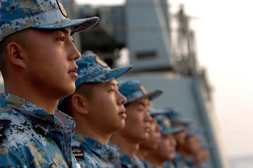 8月2日,在亞丁灣任務海區(qū)東部,中國海軍“舟山”號導彈護衛(wèi)艦官兵在甲板上列隊,送別第二批護航編隊戰(zhàn)友分航回國。當天,中國海軍第三批護航編隊正式告別第二批護航編隊,開始獨立護航征程。 新華社記者郭剛攝