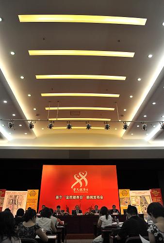 8月4日,國家體育總局局長劉鵬(中)在新聞發(fā)布會上講話。當日,國家體育總局在北京召開新聞發(fā)布會,向社會發(fā)布、介紹了今年8月8日前后,全國各地組織開展首個“全民健身日”活動的情況。 新華社記者 陳曉偉 攝