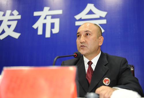 8月4日,烏魯木齊市人民檢察院檢察長(zhǎng)吾提庫(kù)爾·阿不都熱合曼在新聞發(fā)布會(huì)上通報(bào)情況。當(dāng)日,吾提庫(kù)爾·阿不都熱合曼在烏魯木齊舉行的新聞發(fā)布會(huì)上宣布,截至8月3日,經(jīng)檢察機(jī)關(guān)嚴(yán)格依法審核、查證,烏魯木齊“7·5”事件首批83名犯罪嫌疑人被批準(zhǔn)逮捕。 新華社記者 沙達(dá)提 攝