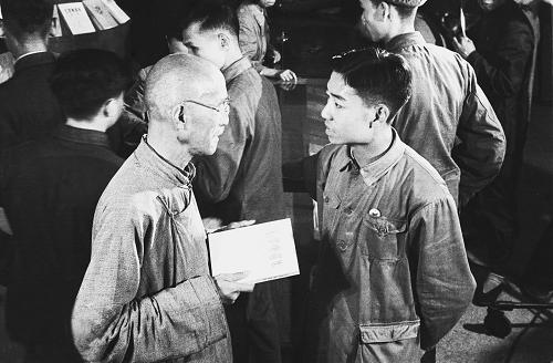 1951年10月12日,上海新華書店發(fā)行《毛澤東選集》,一位老讀者(前左)在買書。新中國成立后,為了滿足全國廣大干部群眾學(xué)習(xí)毛澤東思想、了解中國革命歷史的迫切需要,1951年10月12日,經(jīng)中共中央批準(zhǔn)、由中共中央毛澤東選集出版委員會主持編輯的《毛澤東選集》第一卷由北京人民出版社出版,正式向全國發(fā)行。新華社發(fā)